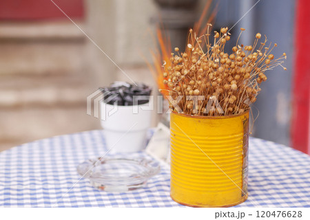Charming Caf Table Decor with Dried Flowers and Decorative Pots 120476628