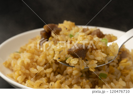 ゆげの立った熱々チャーハンをスプーンで持ち上げる 120476710