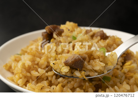 ゆげの立った熱々チャーハンをスプーンで持ち上げる ゆげの立った熱々チャーハンをスプーンで持ち上げる 120476712