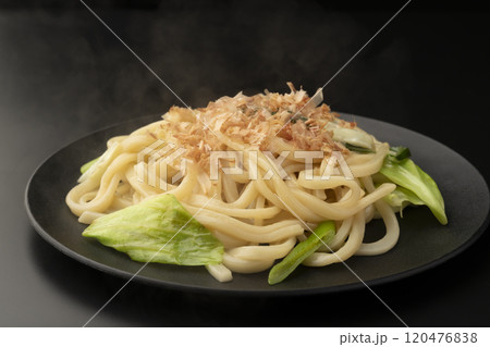湯気の立った熱々の焼うどん 湯気の立った熱々の焼うどん 120476838