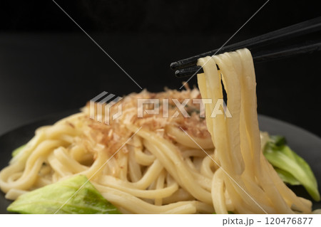 湯気の立った熱々の焼うどんを箸で持ち上げうる 120476877