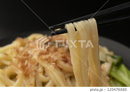 湯気の立った熱々の焼うどんを箸で持ち上げうる 湯気の立った熱々の焼うどんを箸で持ち上げうる 120476880
