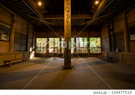 金色堂旧覆堂内部より秋の中尊寺境内を望む 岩手県 金色堂旧覆堂内部より秋の中尊寺境内を望む 岩手県 120477519