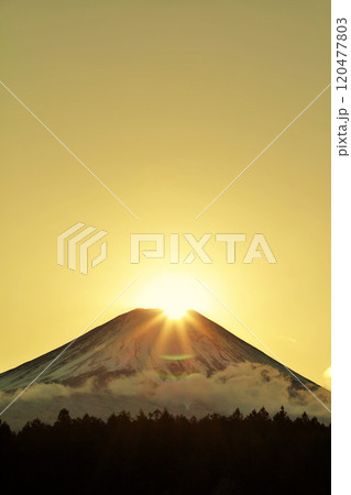 静岡県　朝霧高原からのダイヤモンド富士 120477803