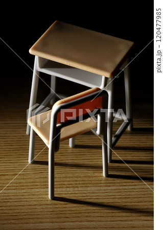 ミニチュアの机と椅子 ミニチュアの机と椅子 120477985