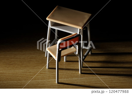 ミニチュアの机と椅子 120477988
