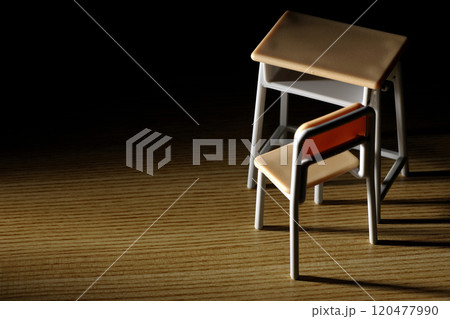 ミニチュアの机と椅子 ミニチュアの机と椅子 120477990
