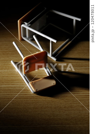 ミニチュアの机と椅子 120478011