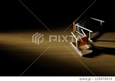 ミニチュアの机と椅子 120478014