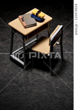 ミニチュアの机と椅子 120478029