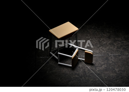 ミニチュアの机と椅子 120478030