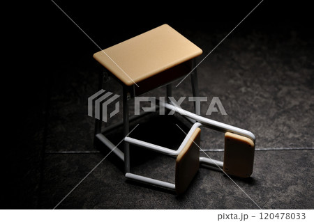 ミニチュアの机と椅子 120478033