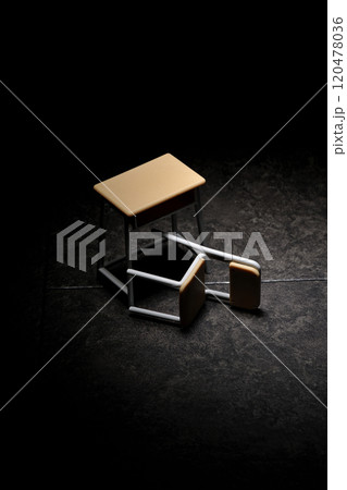 ミニチュアの机と椅子 120478036