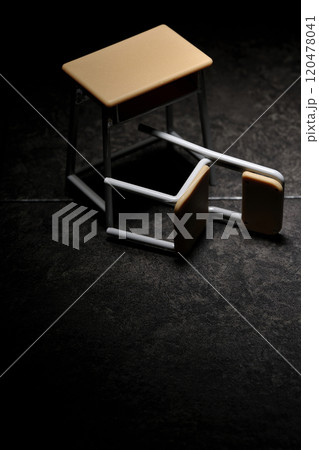 ミニチュアの机と椅子 ミニチュアの机と椅子 120478041