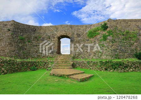 【沖縄県】晴天の中城城跡（二の郭） 120478268
