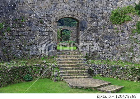 【沖縄県】中城城跡（二の郭から見た一の郭） 120478269