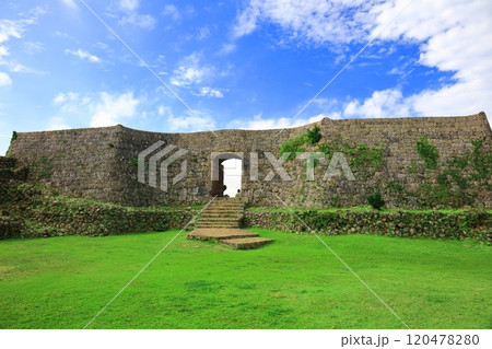 【沖縄県】晴天の中城城跡（二の郭） 120478280
