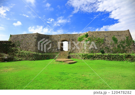 【沖縄県】晴天の中城城跡（二の郭） 120478282