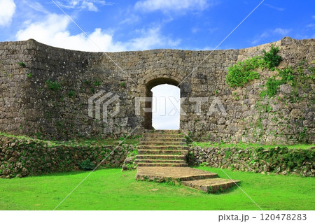 【沖縄県】晴天の中城城跡（二の郭） 120478283