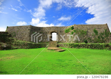 【沖縄県】晴天の中城城跡（二の郭） 120478286
