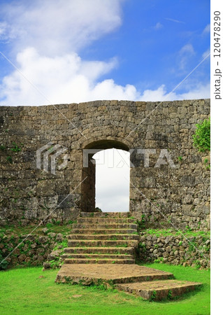 【沖縄県】晴天の中城城跡（二の郭） 120478290
