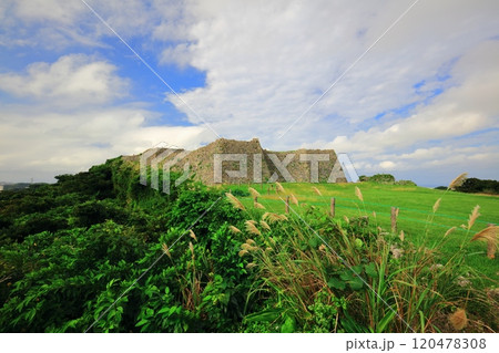 【沖縄県】晴天の中城城跡(三の郭) 【沖縄県】晴天の中城城跡(三の郭) 120478308
