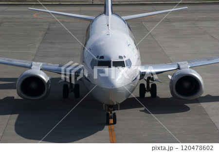 正面から見た小型旅客機 120478602