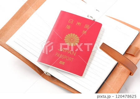 日本のパスポート(一般旅券10年用赤色)を用意して、海外旅行を計画しているイメージ 日本のパスポート(一般旅券10年用赤色)を用意して、海外旅行を計画しているイメージ 120478625
