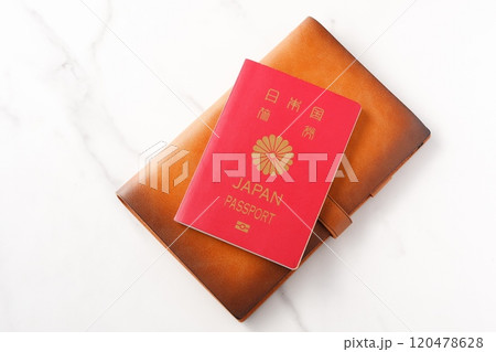 日本のパスポート（一般旅券10年用赤色）を用意して、海外旅行を計画しているイメージ 120478628