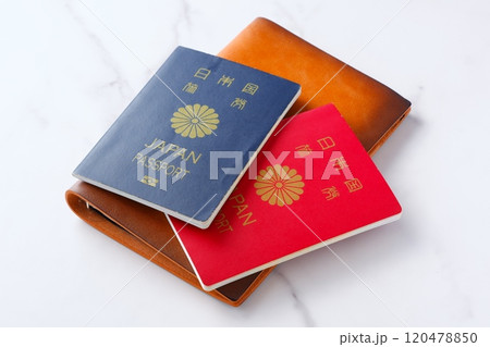 日本のパスポート(一般旅券10年用赤色と一般旅券5年用紺色)を用意して海外旅行を計画しているイメージ 日本のパスポート(一般旅券10年用赤色と一般旅券5年用紺色)を用意して海外旅行を計画しているイメージ 120478850