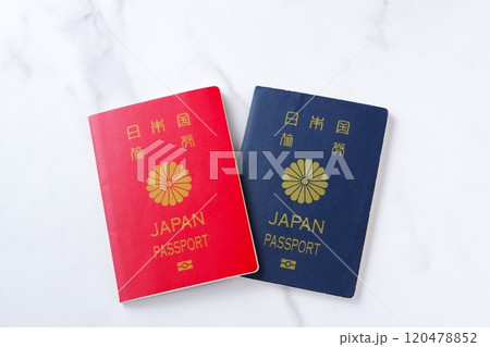 日本のパスポート(一般旅券10年用赤色と一般旅券5年用紺色)を用意して海外旅行を計画しているイメージ 日本のパスポート(一般旅券10年用赤色と一般旅券5年用紺色)を用意して海外旅行を計画しているイメージ 120478852