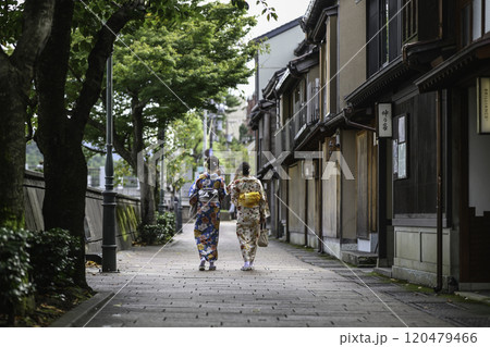 主計町茶屋街を散策する着物女子 120479466