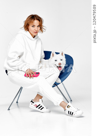 Woman with Husky and Smartphone 120479589