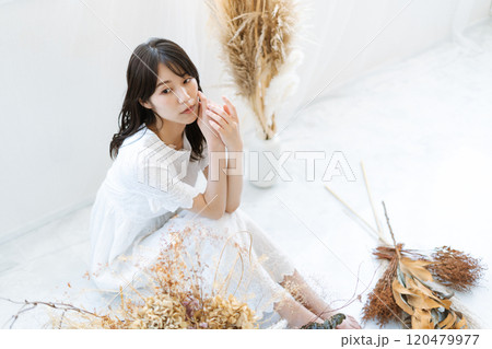 黒髪ロングヘアの若い女性(ビューティーイメージ) 黒髪ロングヘアの若い女性(ビューティーイメージ) 120479977