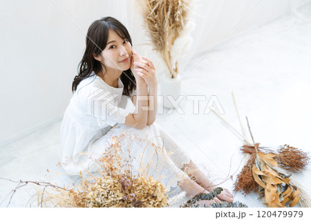 黒髪ロングヘアの若い女性（ビューティーイメージ） 120479979