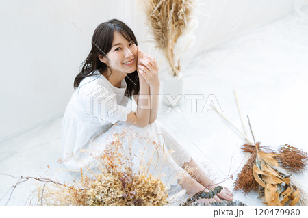 黒髪ロングヘアの若い女性（ビューティーイメージ） 120479980