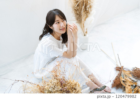 黒髪ロングヘアの若い女性（ビューティーイメージ） 120479982