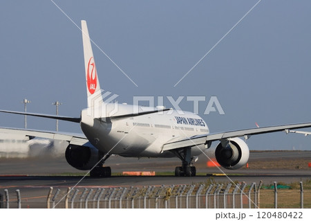 滑走路に向かう旅客機　出発イメージ 120480422