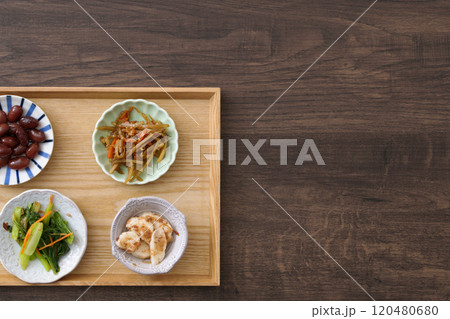 お盆の上の日本のおかず お盆の上の日本のおかず 120480680