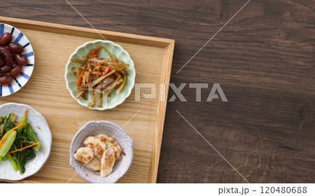 お盆の上の日本のおかず お盆の上の日本のおかず 120480688
