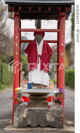 道を通せんぼする古山地蔵尊 120480930