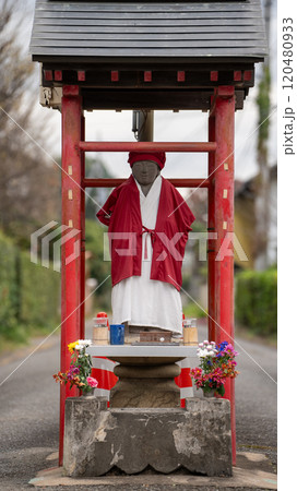道を通せんぼする古山地蔵尊 120480933