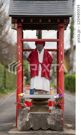 道を通せんぼする古山地蔵尊 道を通せんぼする古山地蔵尊 120480934