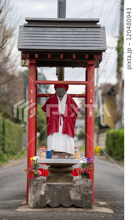 道を通せんぼする古山地蔵尊 120480943