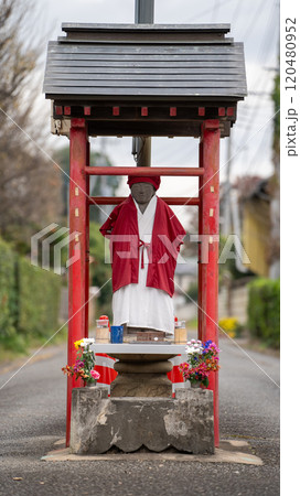 道を通せんぼする古山地蔵尊 120480952