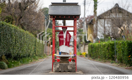 道を通せんぼする古山地蔵尊 道を通せんぼする古山地蔵尊 120480956