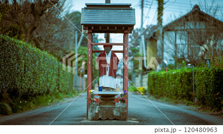 道を通せんぼする古山地蔵尊 120480963