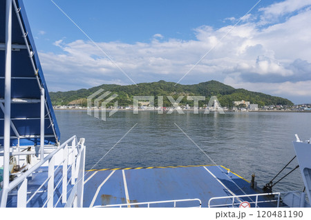 四国本土と興居島を結ぶフェリー船 四国本土と興居島を結ぶフェリー船 120481190