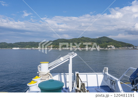 四国本土と興居島を結ぶフェリー船 120481191