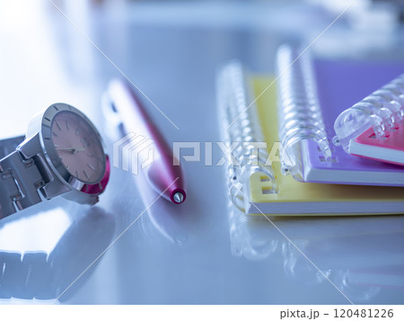 テーブルに置かれた手帳 と時計 テーブルに置かれた手帳 と時計 120481226